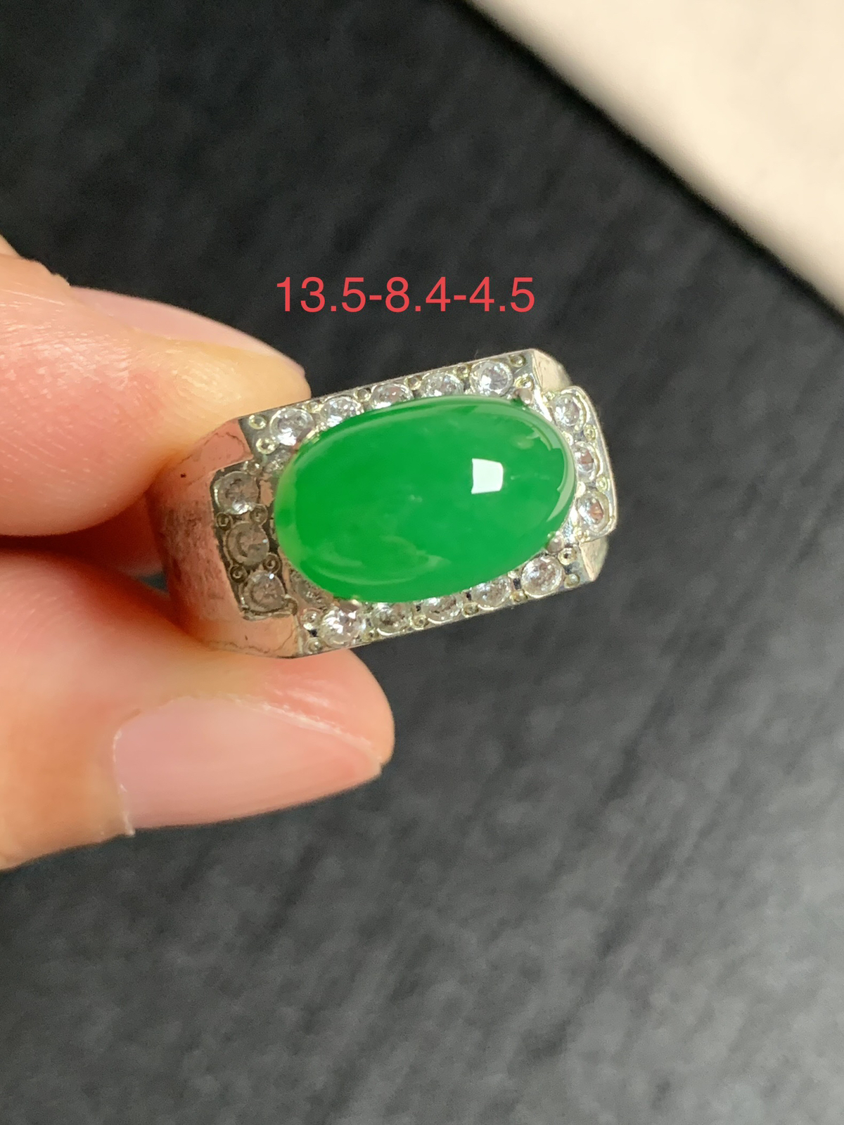 冰阳绿马鞍戒面
种好色好品相好，色泽浓郁艳丽，质地细腻水灵饱满厚装