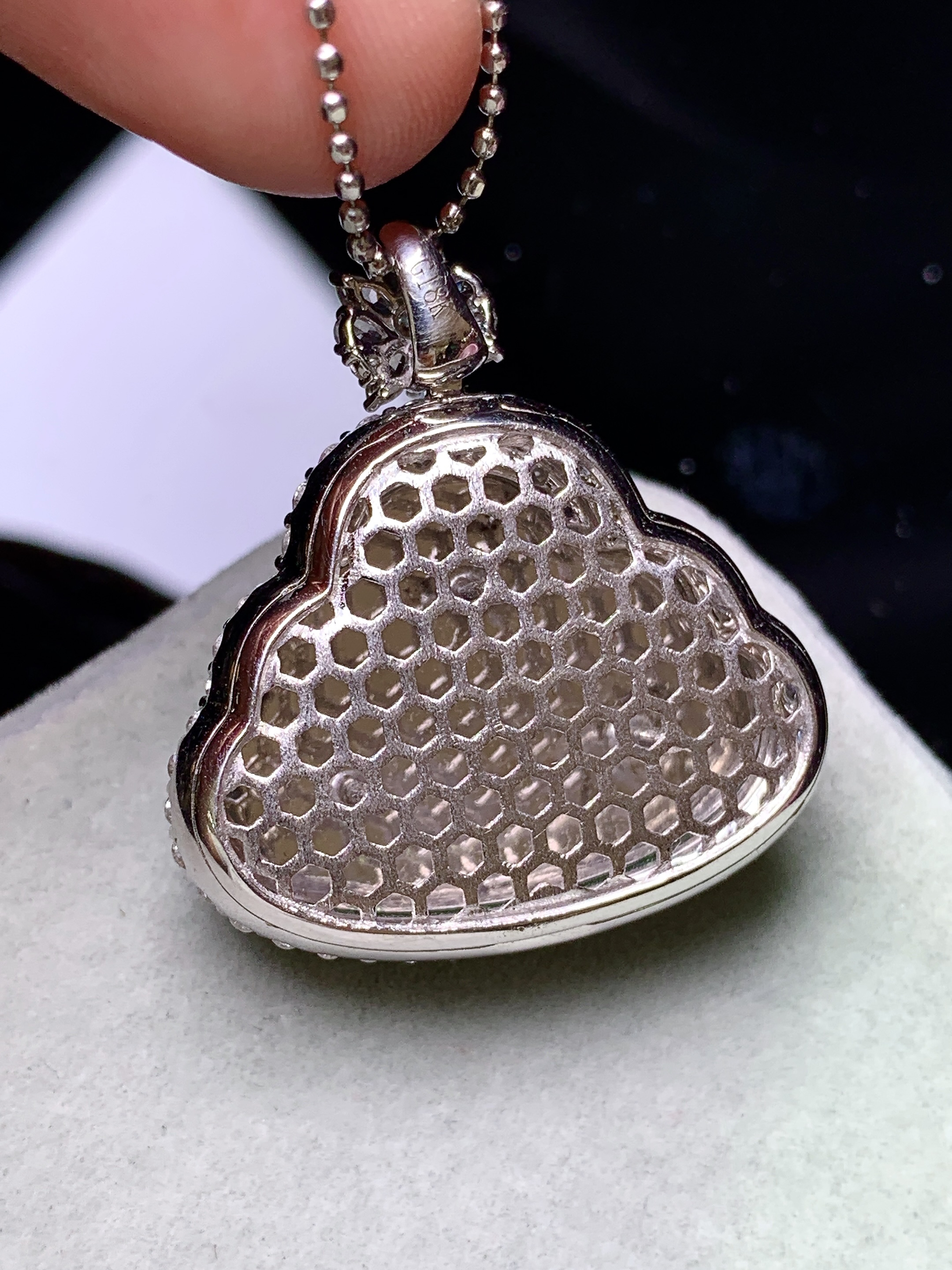 18k金钻镶嵌冰种飘绿佛公吊坠 玉质细腻 色泽艳丽清新 水润亮眼 整体尺寸29*26.8*10.8m4