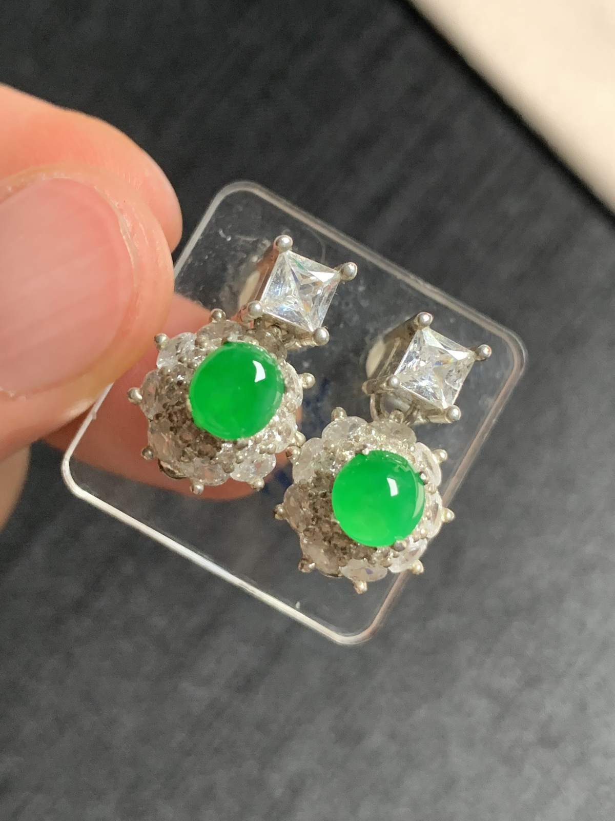 冰阳绿耳钉 种好色好品相好，色泽艳丽纯正，质地细腻水灵饱满