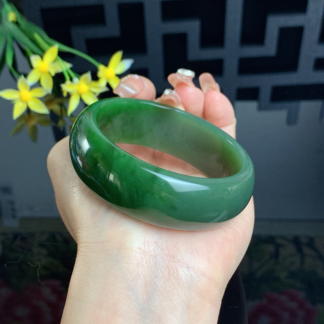 和田玉57圈菠菜绿宽版碧玉手镯！玉质细腻油润 底色纯净 无裂无黑 脂粉好，品质高。