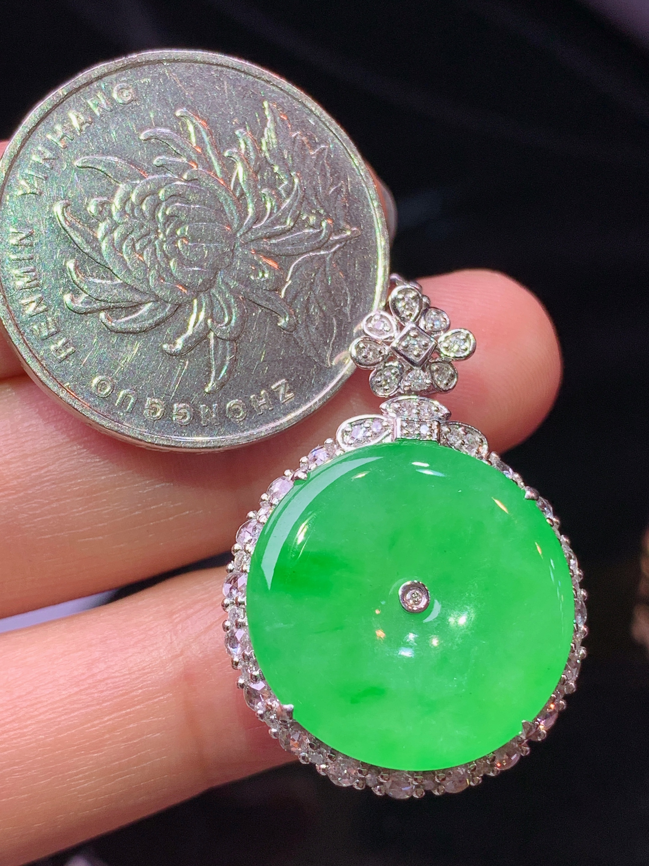 18k金钻镶嵌阳绿平安扣吊坠 玉质细腻 色泽艳丽清新 水润亮眼 整体尺寸30.5*21.3*9.3j2