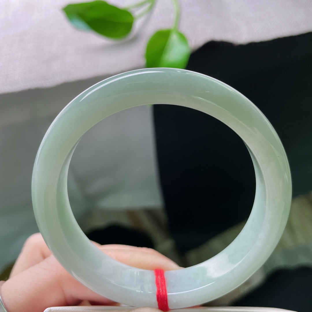 54.6/12.1/7.9绿底正圈，柔润透亮，细腻又显白，上手温婉雅致。无裂，ss47946a