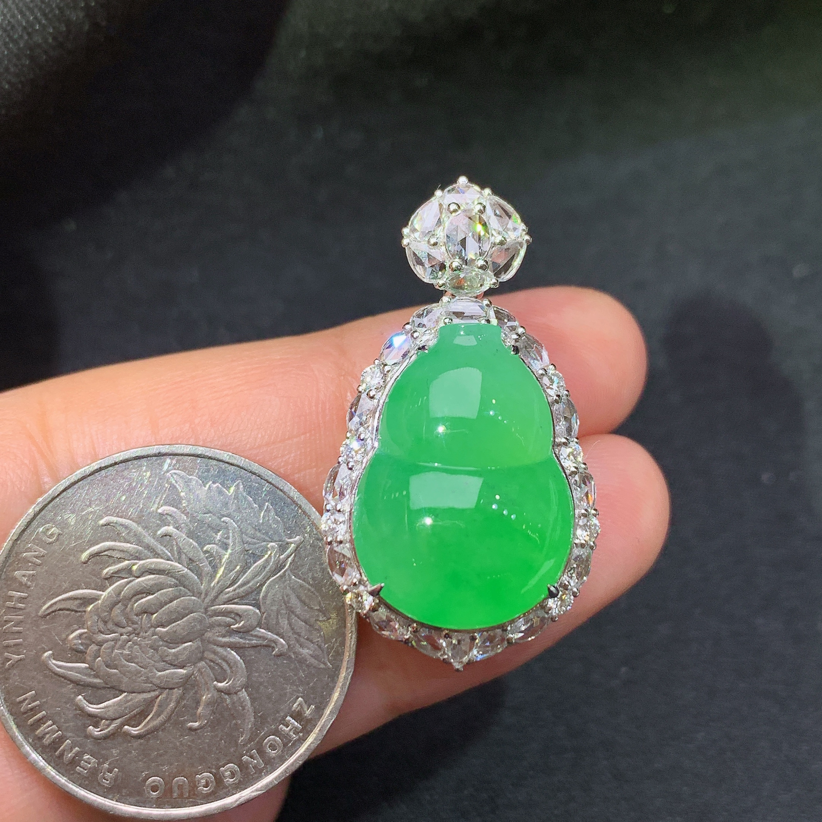 冰阳绿葫芦吊坠，18k金镶嵌，冰润色阳，玉质细腻，种水足，Ff  尺寸32.3*18*12.3