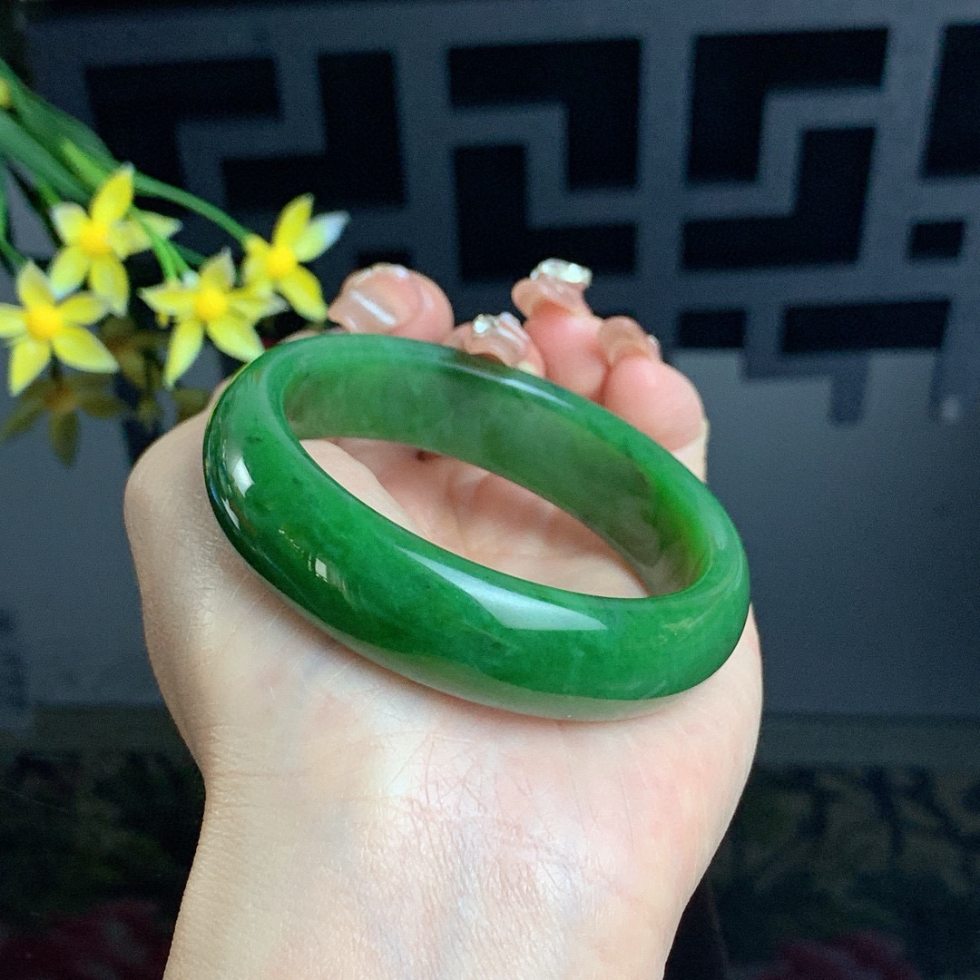 和田玉53.5圈口阳绿色碧玉宽条手镯！玉质细腻油润 底色纯净 无裂无棉 脂粉好，品质高。