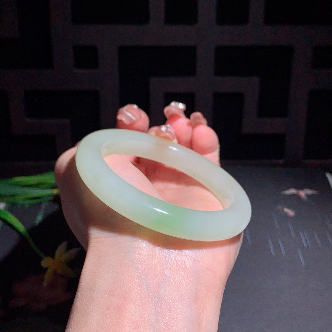 和田玉56圈口翠青手镯！玉质细腻油润 底色纯净 无裂无杂 脂粉好，品质高