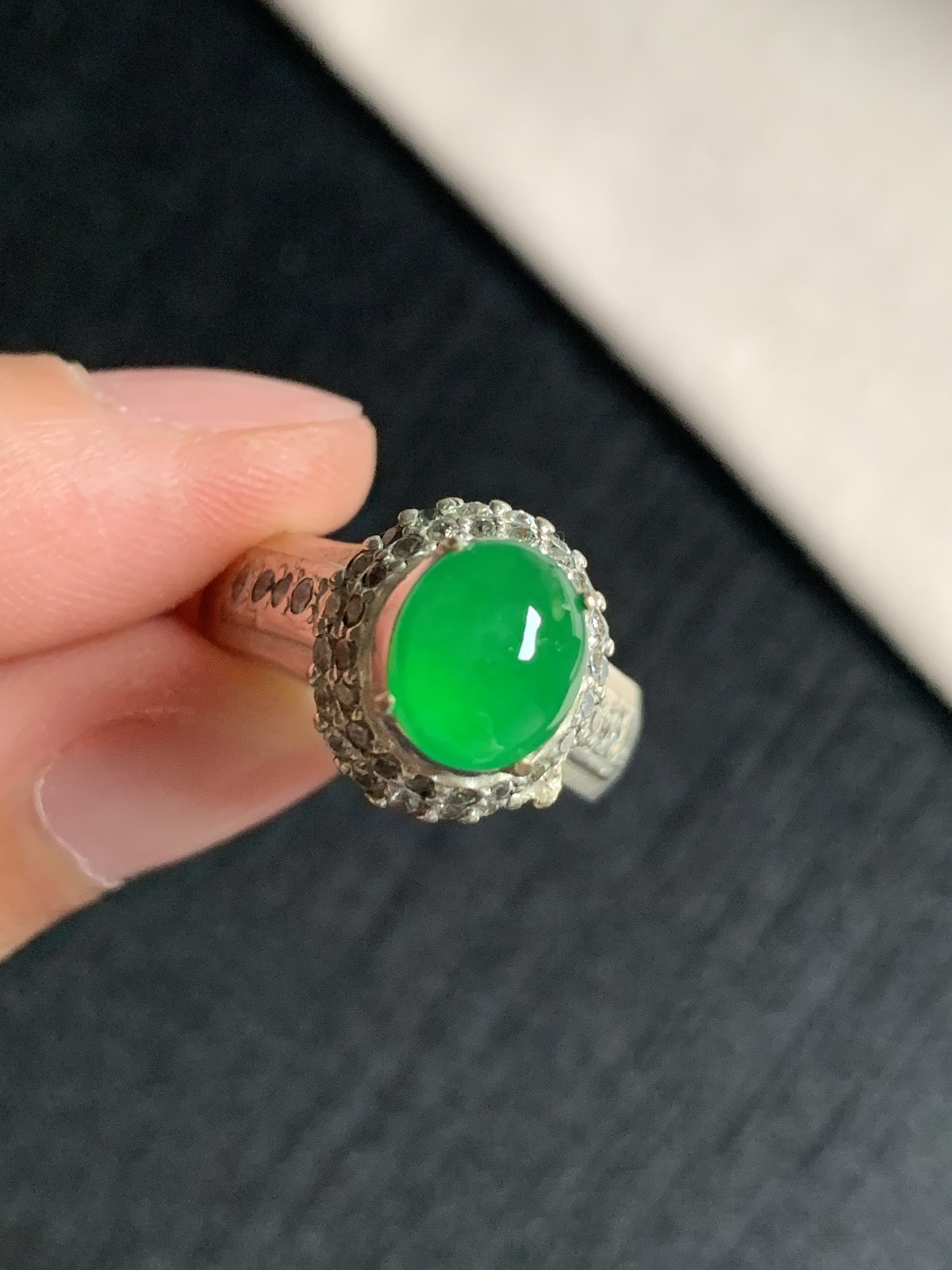 冰阳绿戒面
种好色好品相好，正阳绿色泽艳丽纯正，老坑种质地细腻水灵