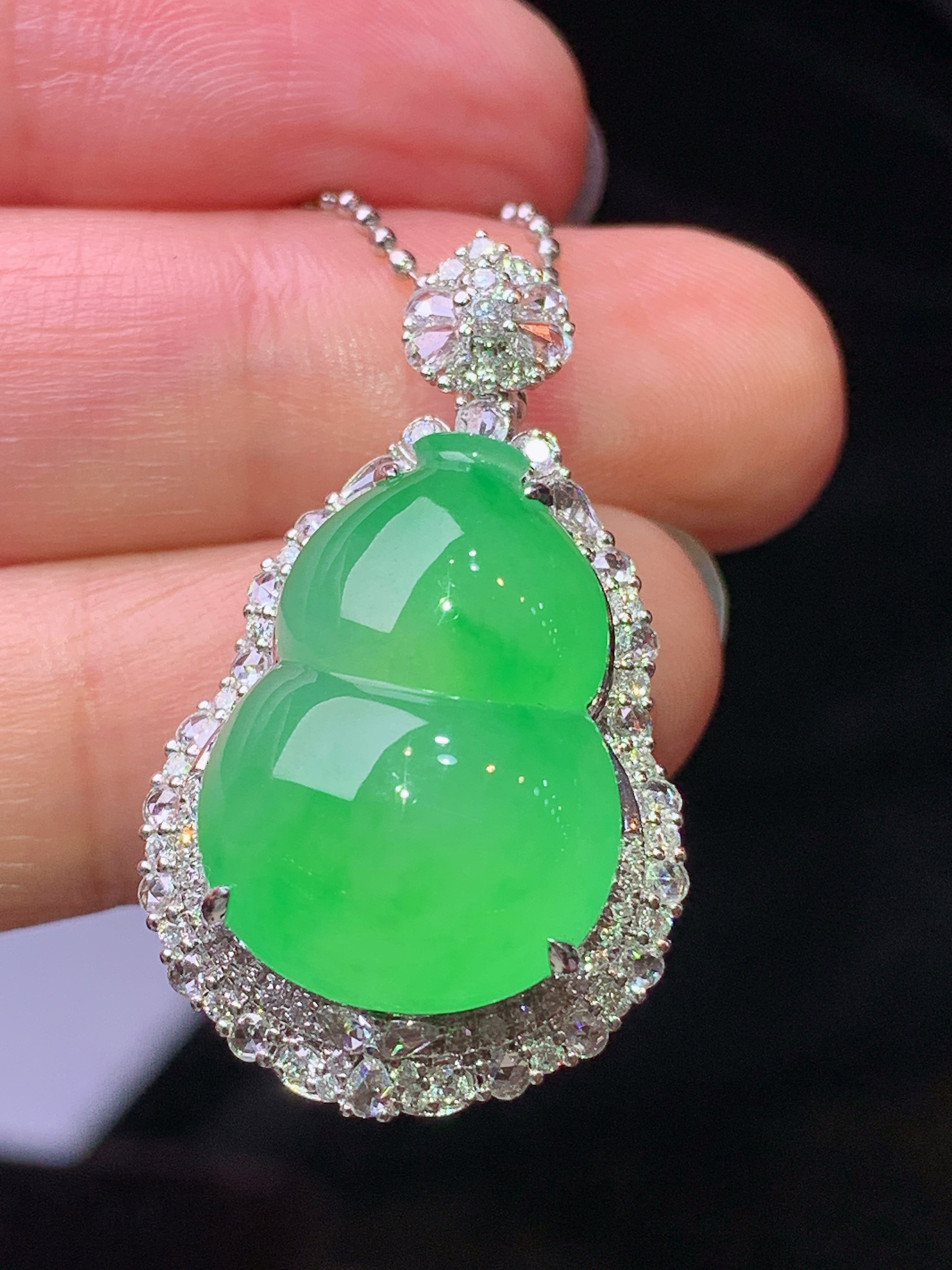 18k金钻镶嵌翠绿葫芦吊坠 玉质细腻 色泽艳丽清新 水润亮眼 整体尺寸32*18.8*12.6m5