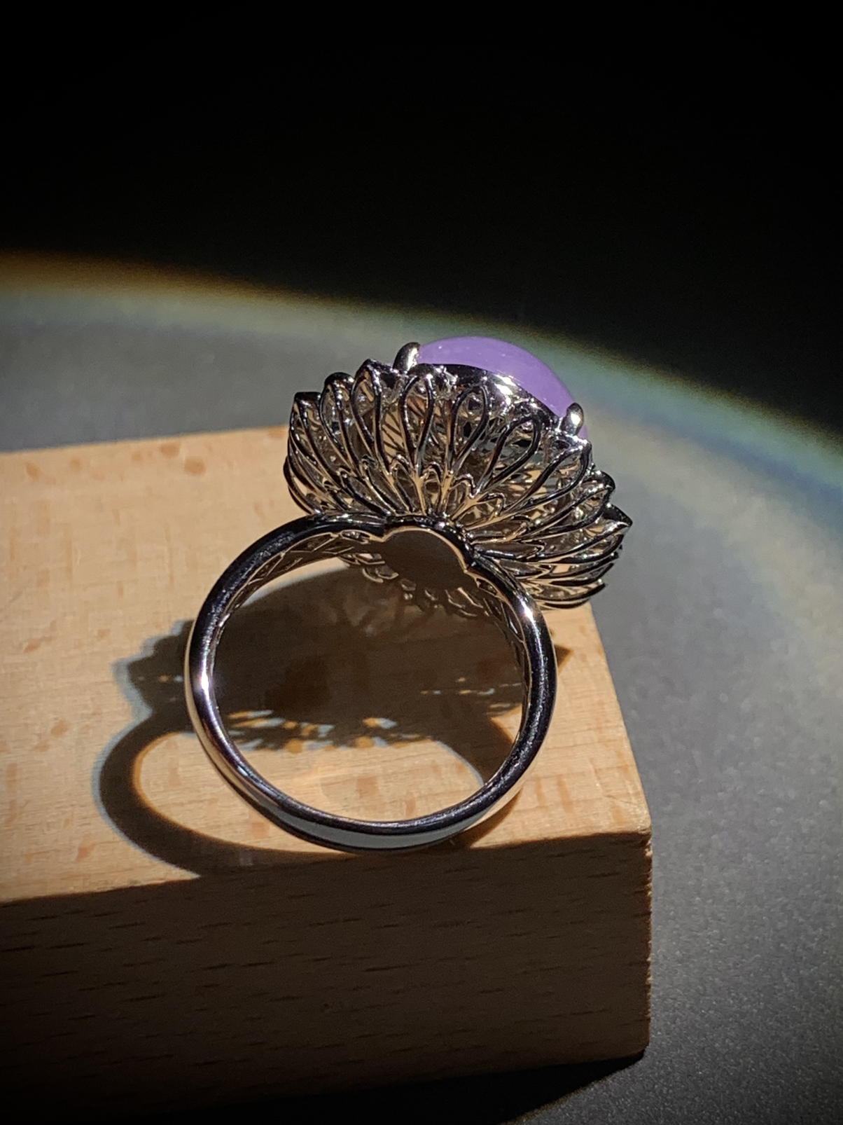 冰紫戒指，裸石16-15-9.5mm，
台面整体23.5-22.5-15mm，9.55g，
15#，18K金，南非钻，