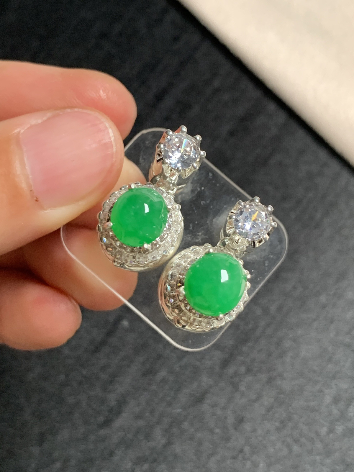 阳绿耳钉
种好色好品相好，色泽艳丽明亮，质地细腻水灵饱满圆润