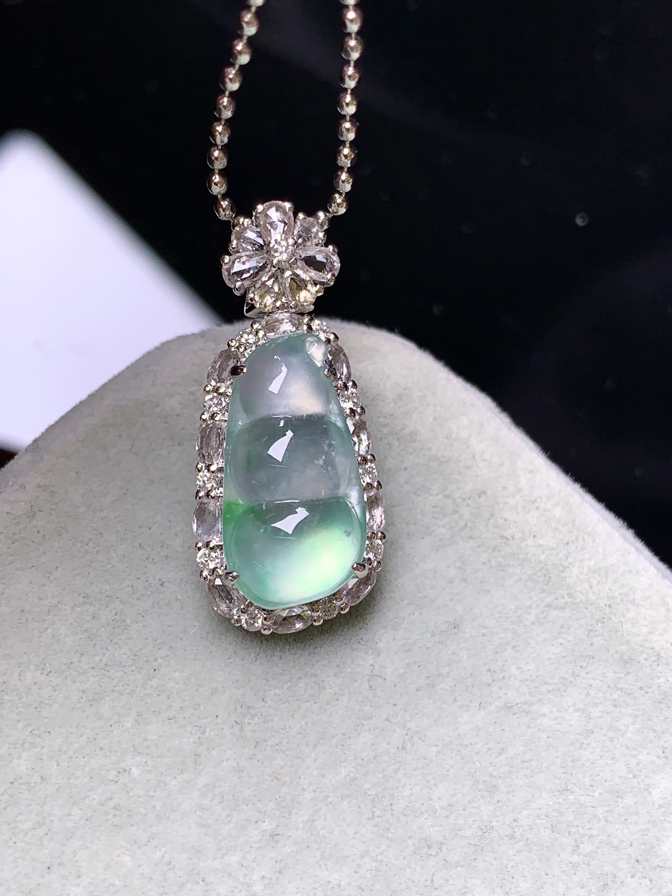 18k金钻镶嵌冰种飘花四季豆吊坠 玉质细腻 色泽艳丽清新 水润亮眼 整体尺寸23*10.3*8h5