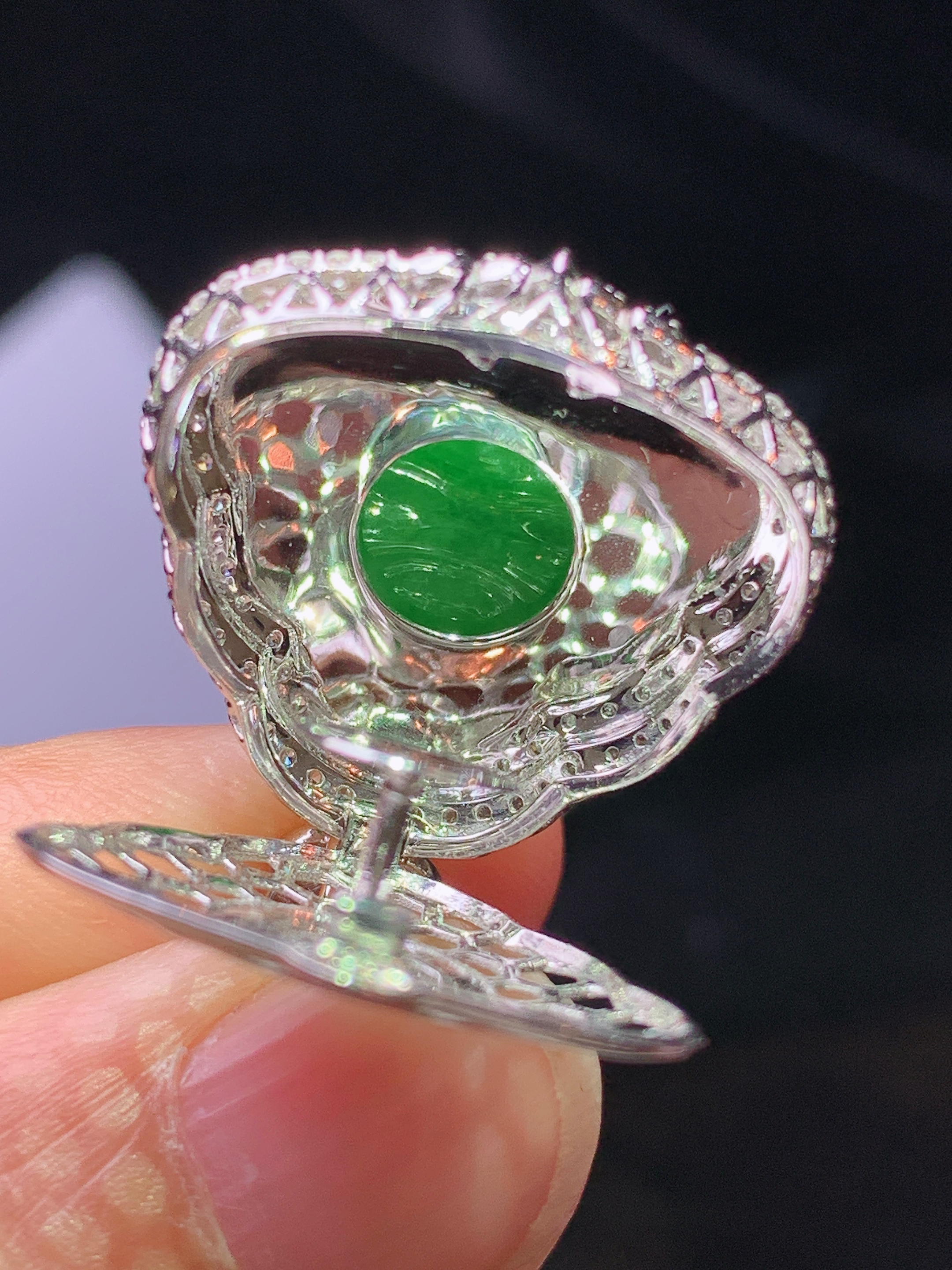 18k金钻镶嵌阳绿佛公吊坠 玉质细腻 色泽艳丽清新 水润亮眼 整体尺寸27*21.6*10.5m5