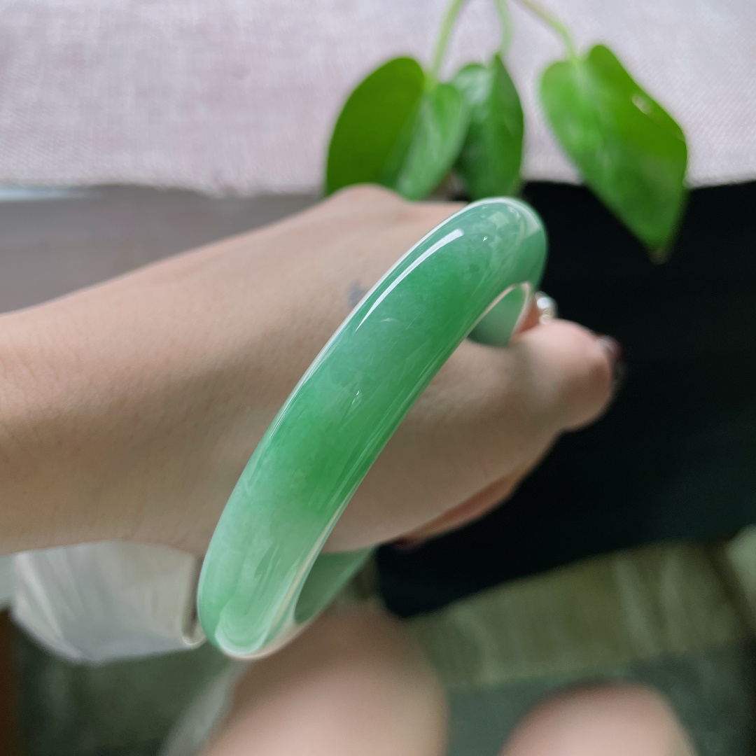 57.5/11.9/10绿底正圈，腕间一汪早春的湖水，是雨后的新叶，是未染尘埃的初绿。洒金，晶体纹，ss50904a