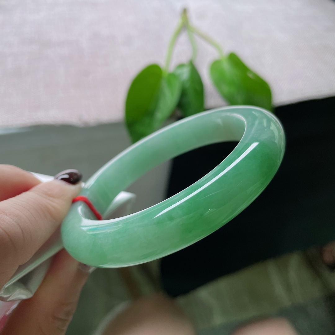 57.5/11.9/10绿底正圈，腕间一汪早春的湖水，是雨后的新叶，是未染尘埃的初绿。洒金，晶体纹，ss50904a