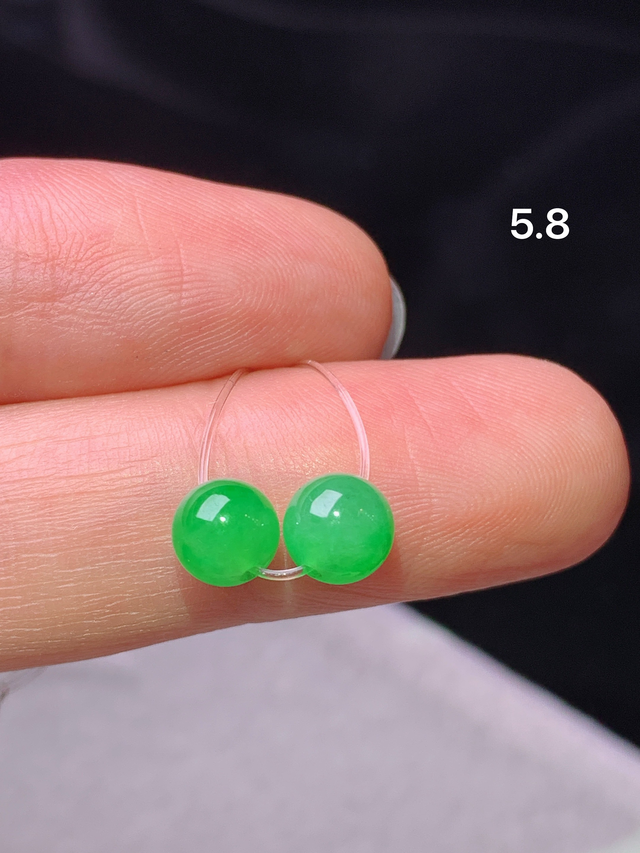 阳绿圆珠一对 玉质细腻 色泽艳丽清新 水润亮眼 整体尺寸5.8m5