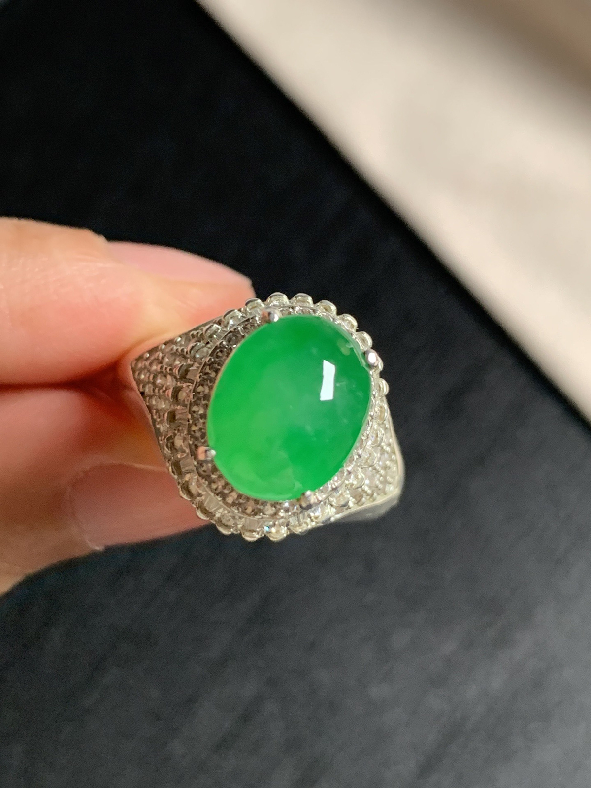 冰阳绿戒面
种好色好品相好，色泽艳丽纯正，老坑种冰透水灵饱满圆润