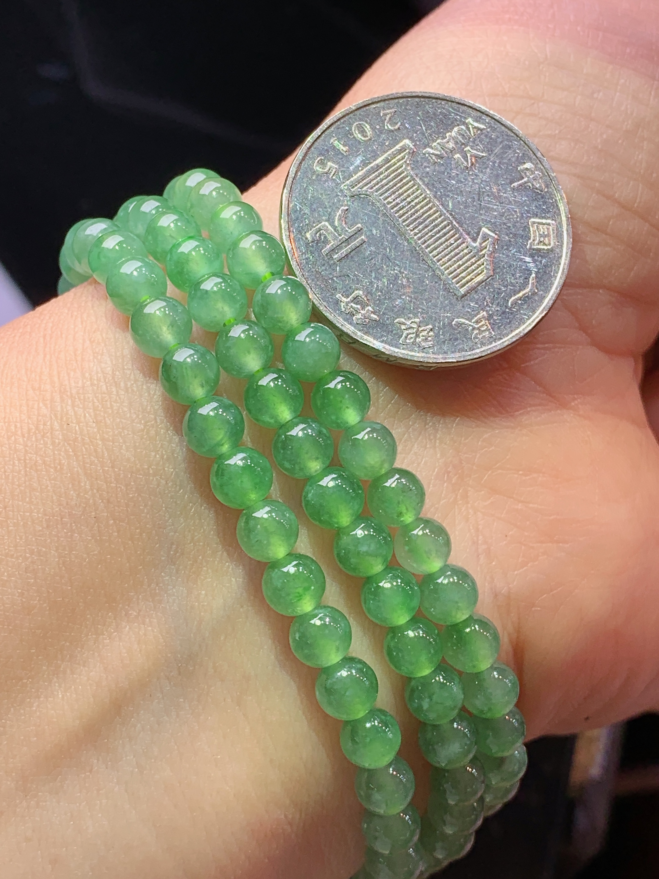 冰种浅绿项链 玉质细腻 色泽艳丽清新 水润亮眼 整体尺寸5c5