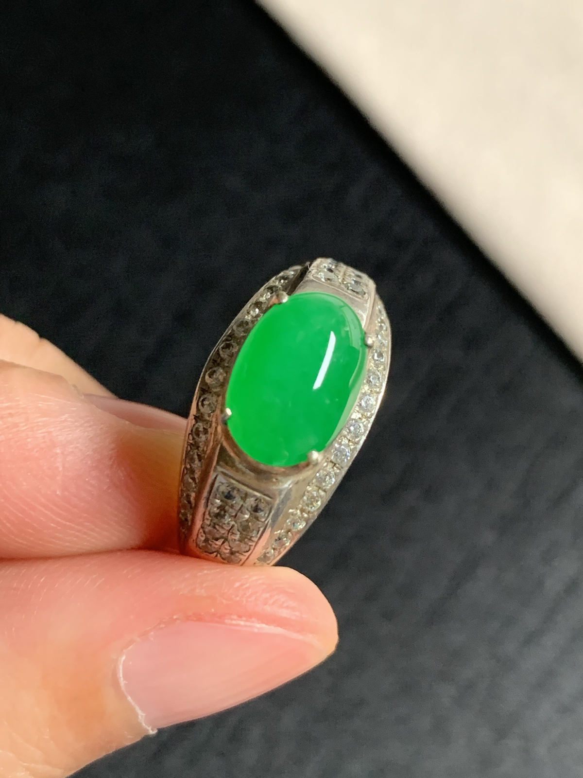 冰阳绿戒面
种好色好品相好，色泽艳丽明亮，质地细腻水灵饱满圆润