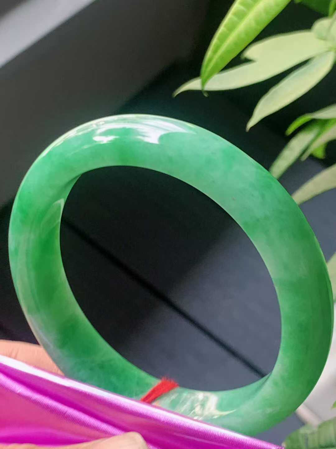 【翡翠名称】老种满色阳绿56.8正圈口手镯
【翡翠尺寸】56.8/12.3/8.7mm适合55.8-58正圈口佩戴
【翡翠描述】宝贝种老水足，玉质细腻，色泽靓丽，性价比高，佩戴效果好！
【其它赠送】权威证书/精美挂绳盒子/支持全国复检