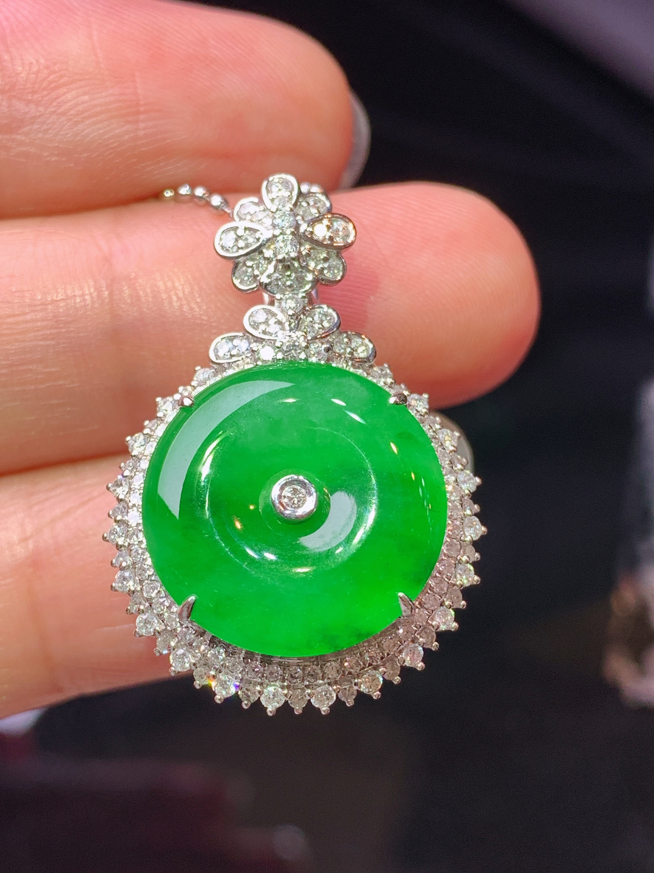 18k金钻镶嵌阳绿平安扣吊坠 玉质细腻 色泽艳丽清新 水润亮眼 整体尺寸28.3*19.5*10.2L2