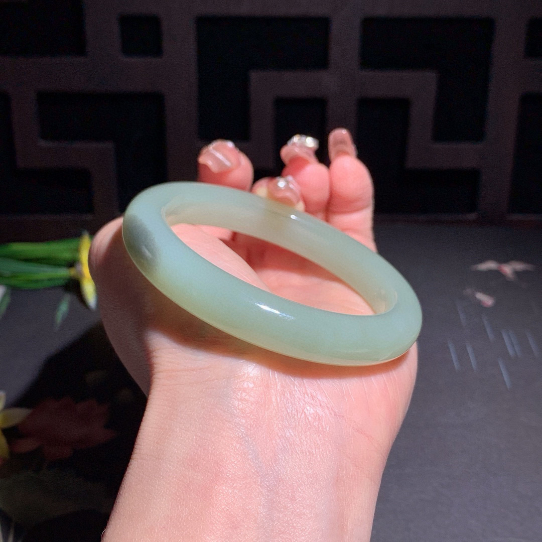 和田玉57圈口紫罗兰色手镯！玉质细腻油润 底色纯净 无裂无杂 脂粉好，品质好！