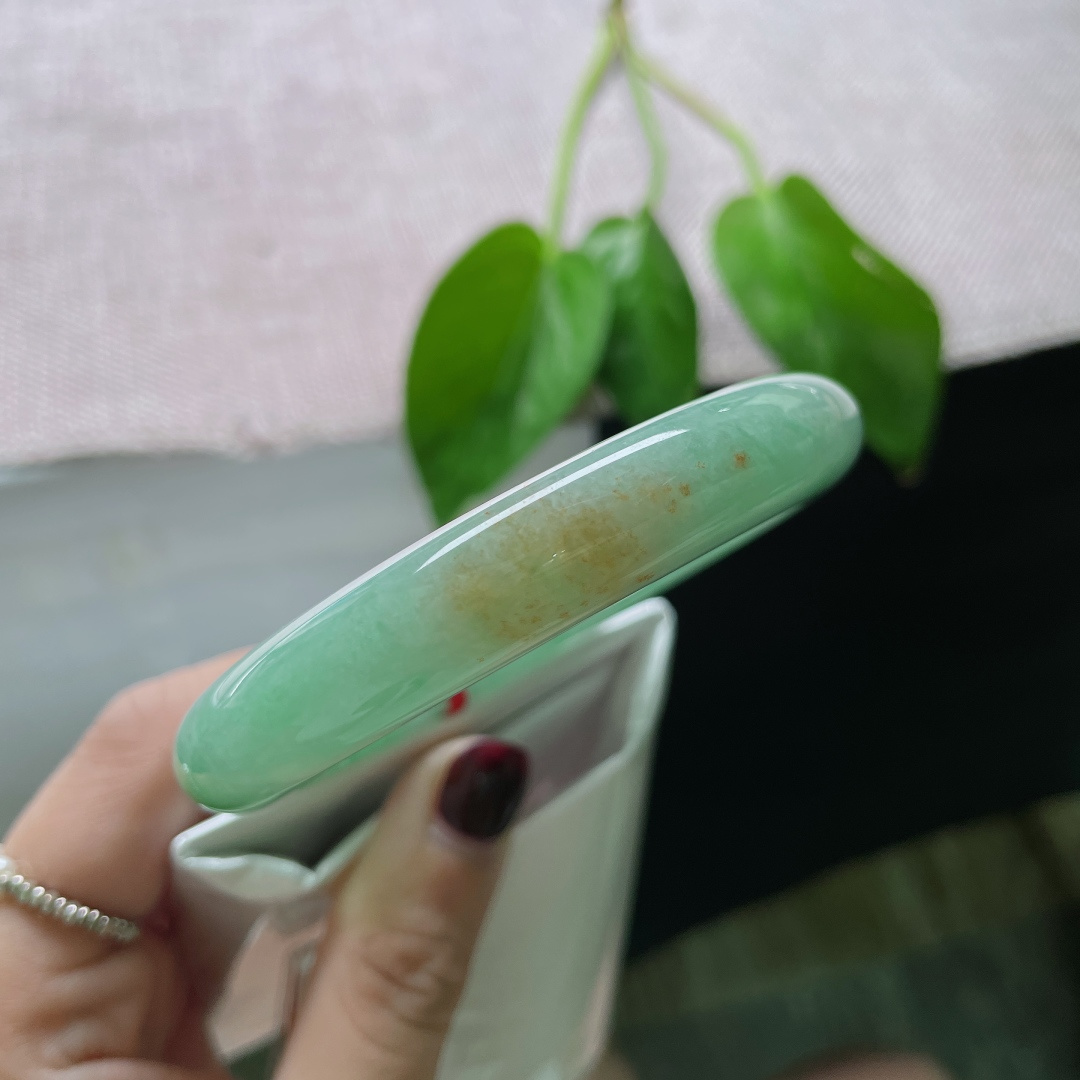 57.5/11.9/10绿底正圈，腕间一汪早春的湖水，是雨后的新叶，是未染尘埃的初绿。洒金，晶体纹，ss50904a