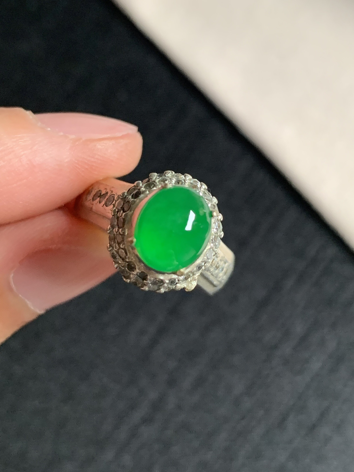 冰阳绿戒面
种好色好品相好，正阳绿色泽艳丽纯正，老坑种质地细腻水灵