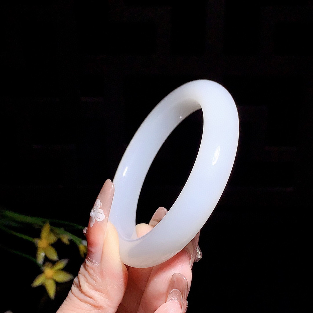 和田玉54.5圈口羊脂白手镯！玉质细腻油润 底色纯净 无裂无杂 脂粉好，品质高。