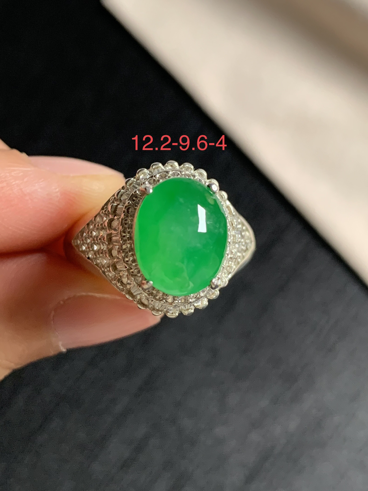 冰阳绿戒面
种好色好品相好，色泽艳丽纯正，老坑种冰透水灵饱满圆润