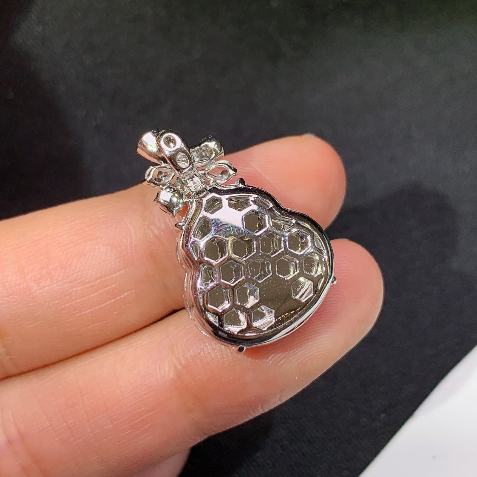 冰种葫芦吊坠，18k金镶嵌，冰润饱满，玉质细腻，种水足，Ff  尺寸24.3*15.7*8.1