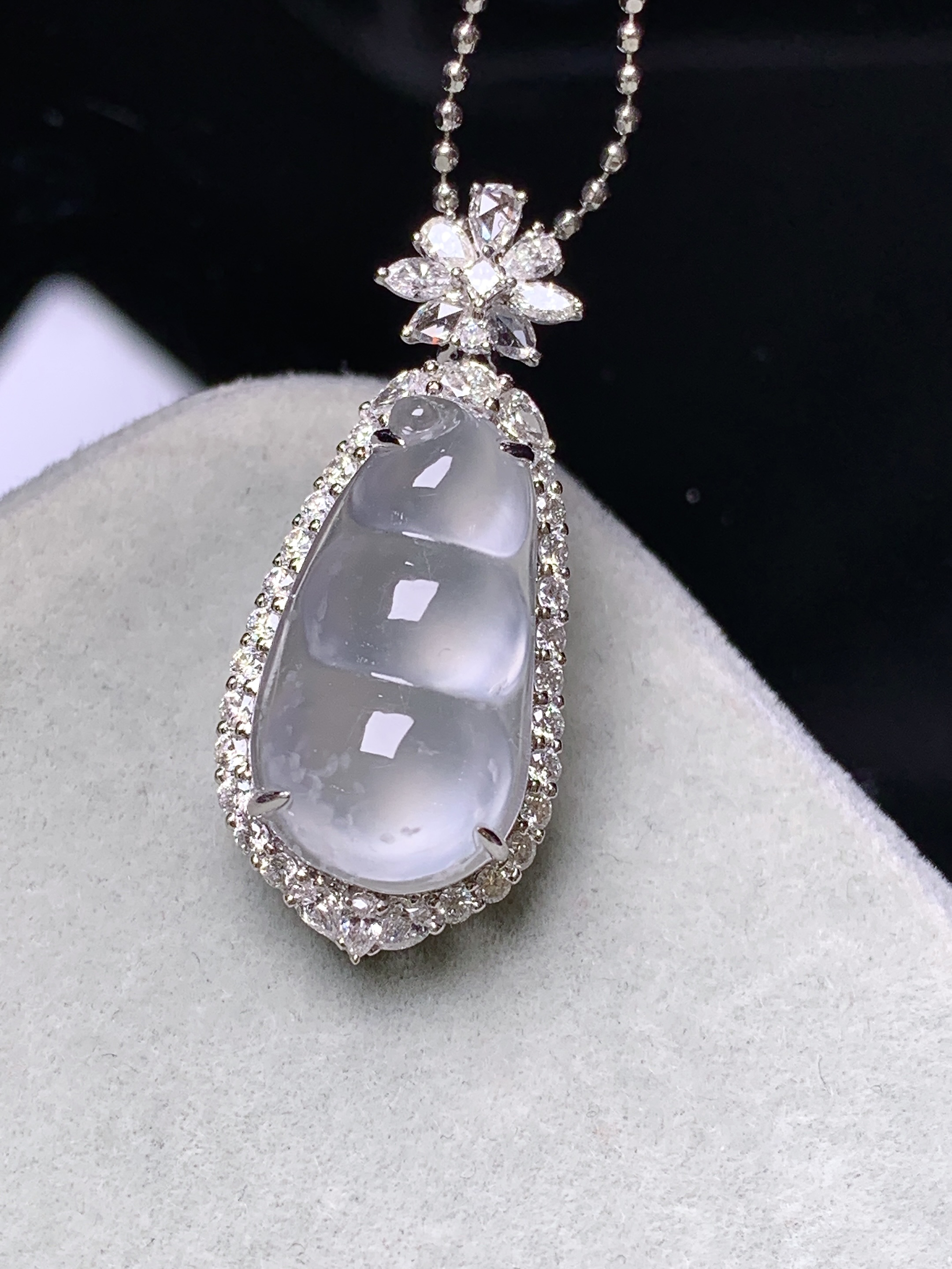 18k金钻镶嵌冰种四季豆吊坠 玉质细腻 色泽艳丽清新 水润亮眼 整体尺寸30*12.8*8.8c6