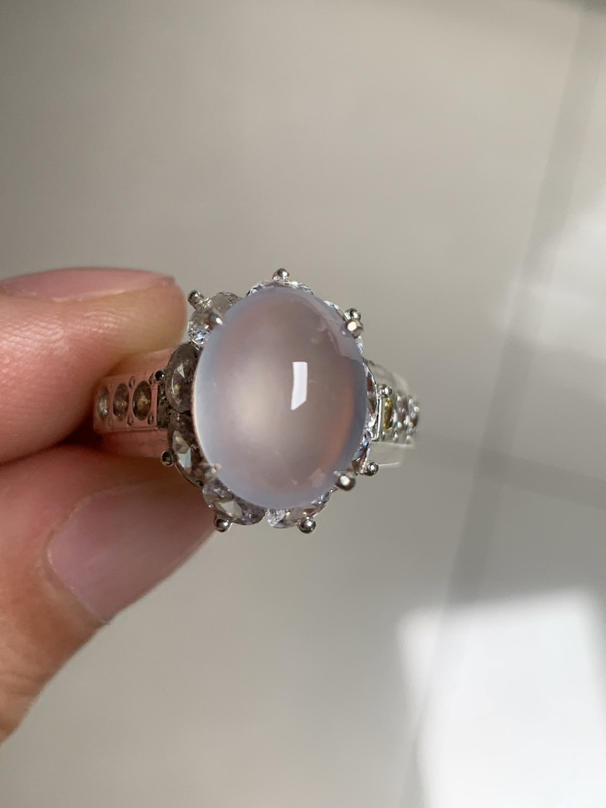 白冰戒面
老坑种冰透水灵，纯净饱满胶感十足