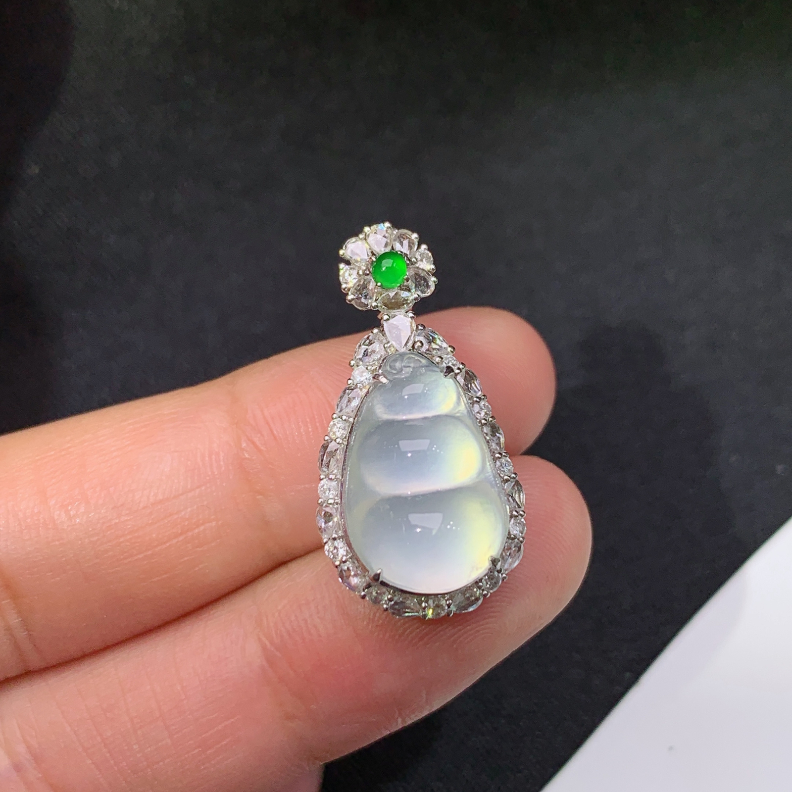 冰种福豆吊坠，18k金镶嵌，冰润饱满，玉质细腻，种水足，F f 尺寸25.7*13.4*10.3