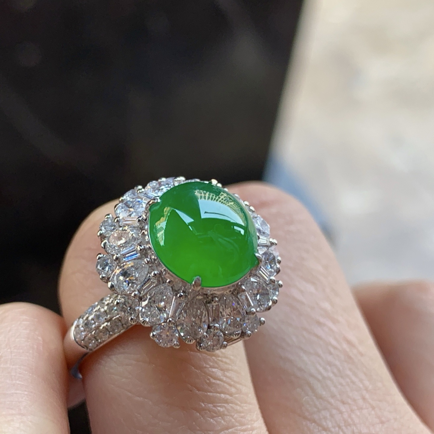 金钻豪华镶嵌辣绿色戒指^_^鲜艳 种色好