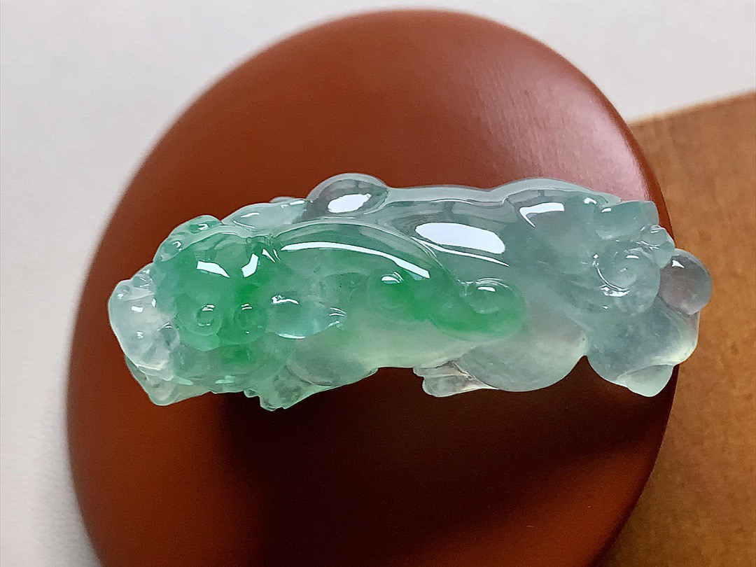 ️ 高冰飘色大貔貅 色泽俏丽，雕工霸气十足，尺寸39.7*15.5*10.8