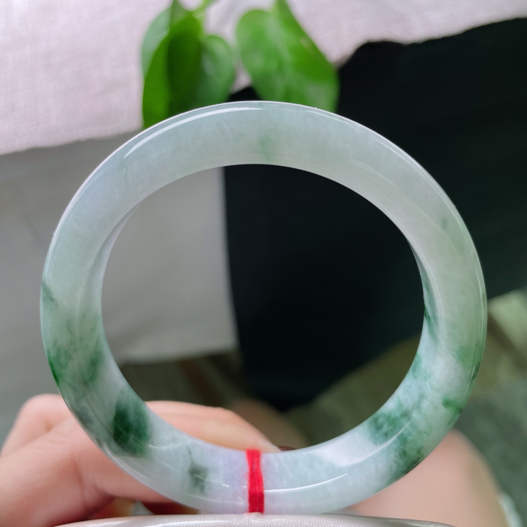 55.3/42.6/8.1，飘花正圈，紫底，一方玉镯，便收尽了 “紫气东来，江山入画” 的天地气象。晶体，ss50691a