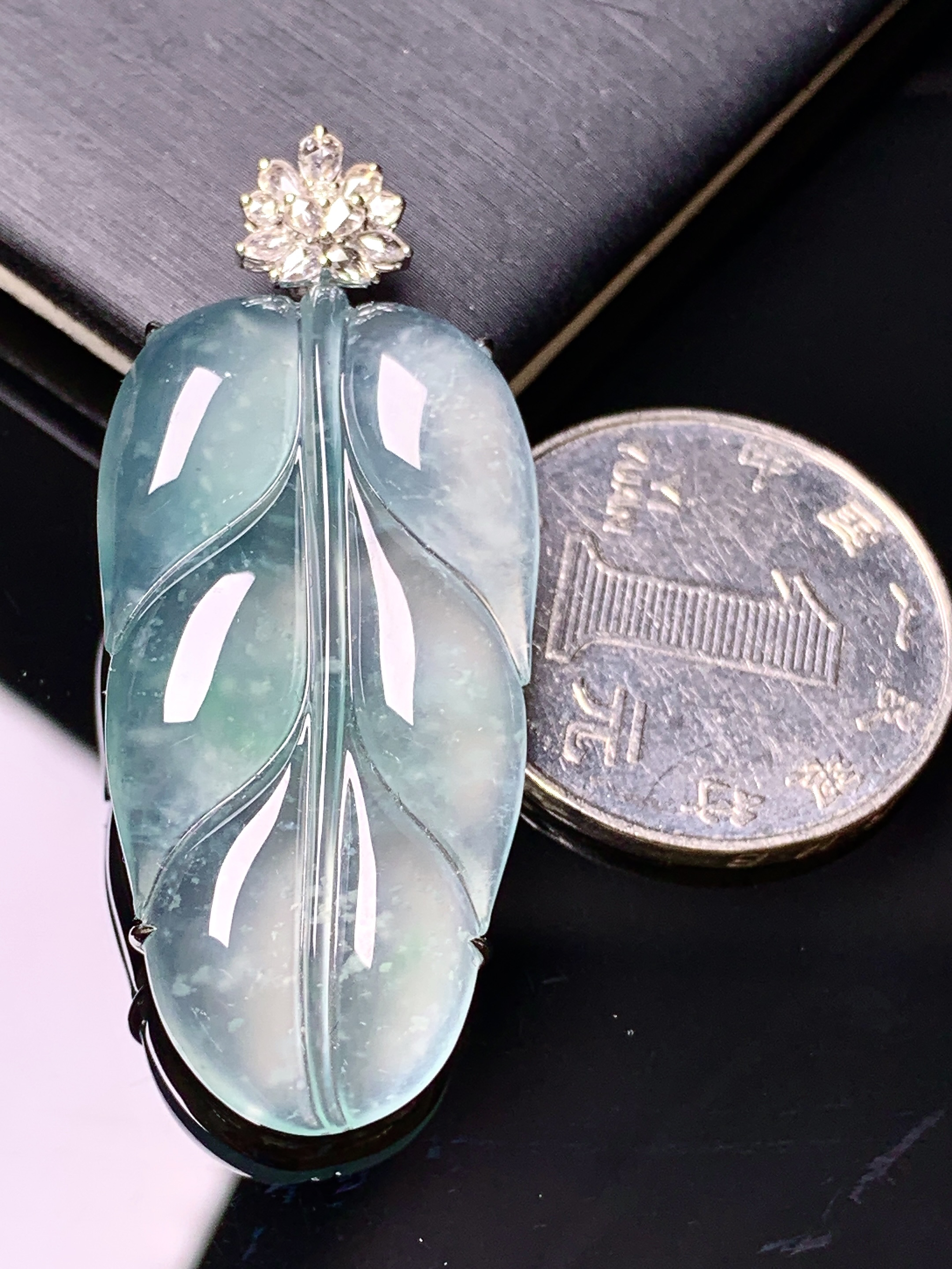 18k金钻镶嵌冰种树叶吊坠 玉质细腻 色泽艳丽清新 水润亮眼 整体尺寸46.3*20*6.5c6