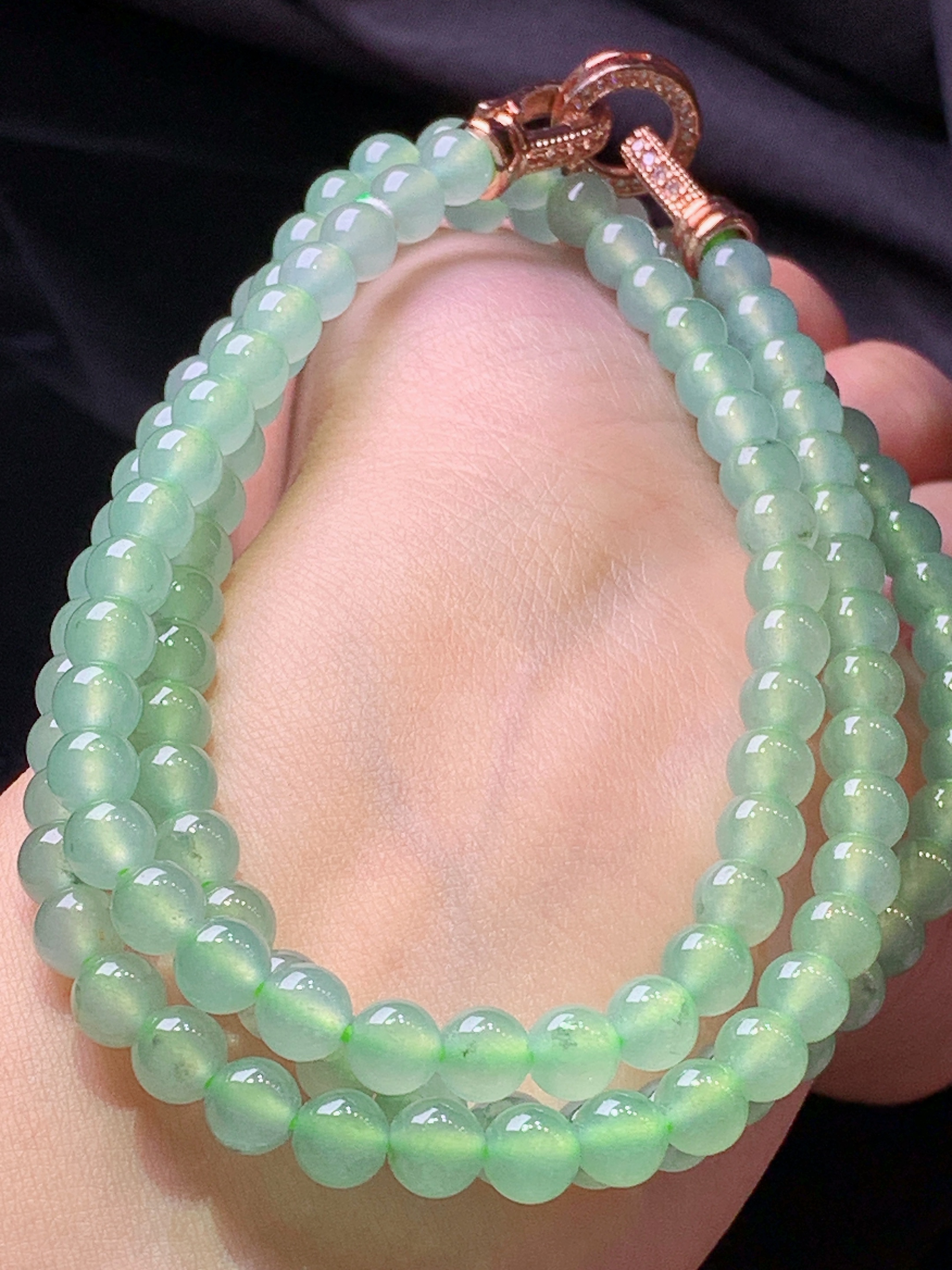 冰种浅绿圆珠项链 玉质细腻 色泽艳丽清新 水润亮眼 整体尺寸6 c5