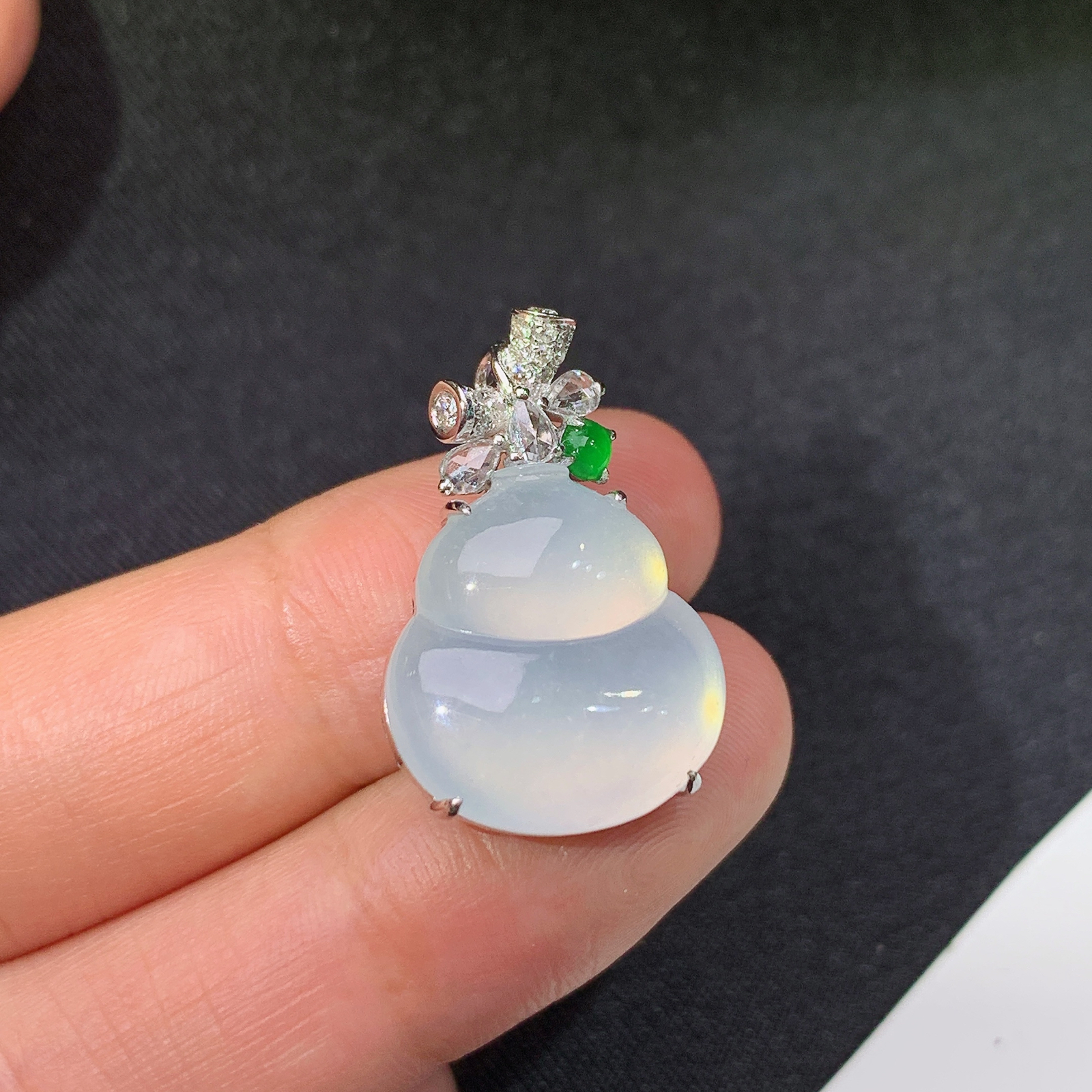 冰种葫芦吊坠，18k金镶嵌，冰润饱满，玉质细腻，种水足，Ff  尺寸24.3*15.7*8.1