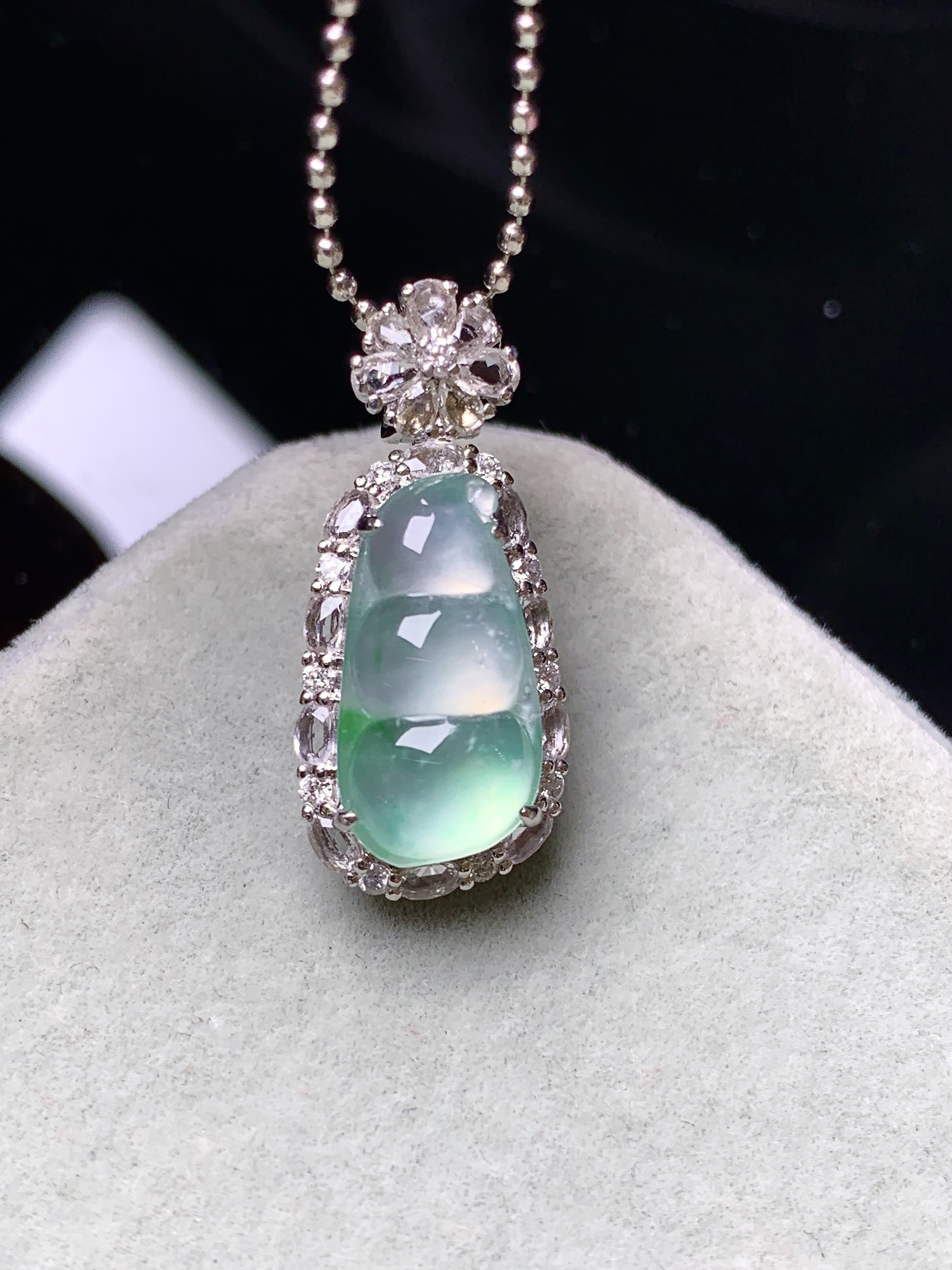 18k金钻镶嵌冰种飘花四季豆吊坠 玉质细腻 色泽艳丽清新 水润亮眼 整体尺寸23*10.3*8h5