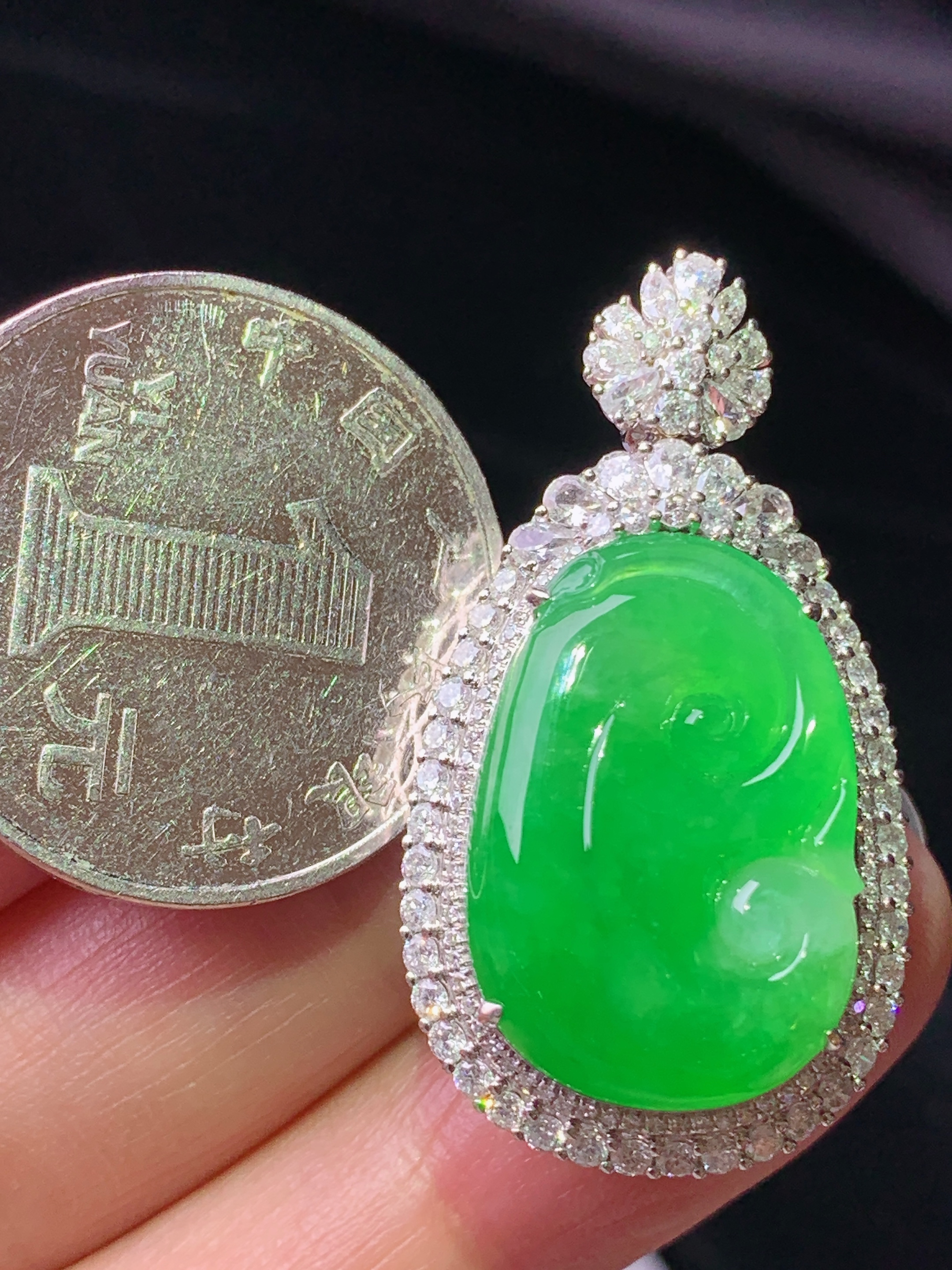 18k金钻镶嵌吊坠 玉质细腻 色泽艳丽清新 水润亮眼 整体尺寸35.5*19.3*11.6m4