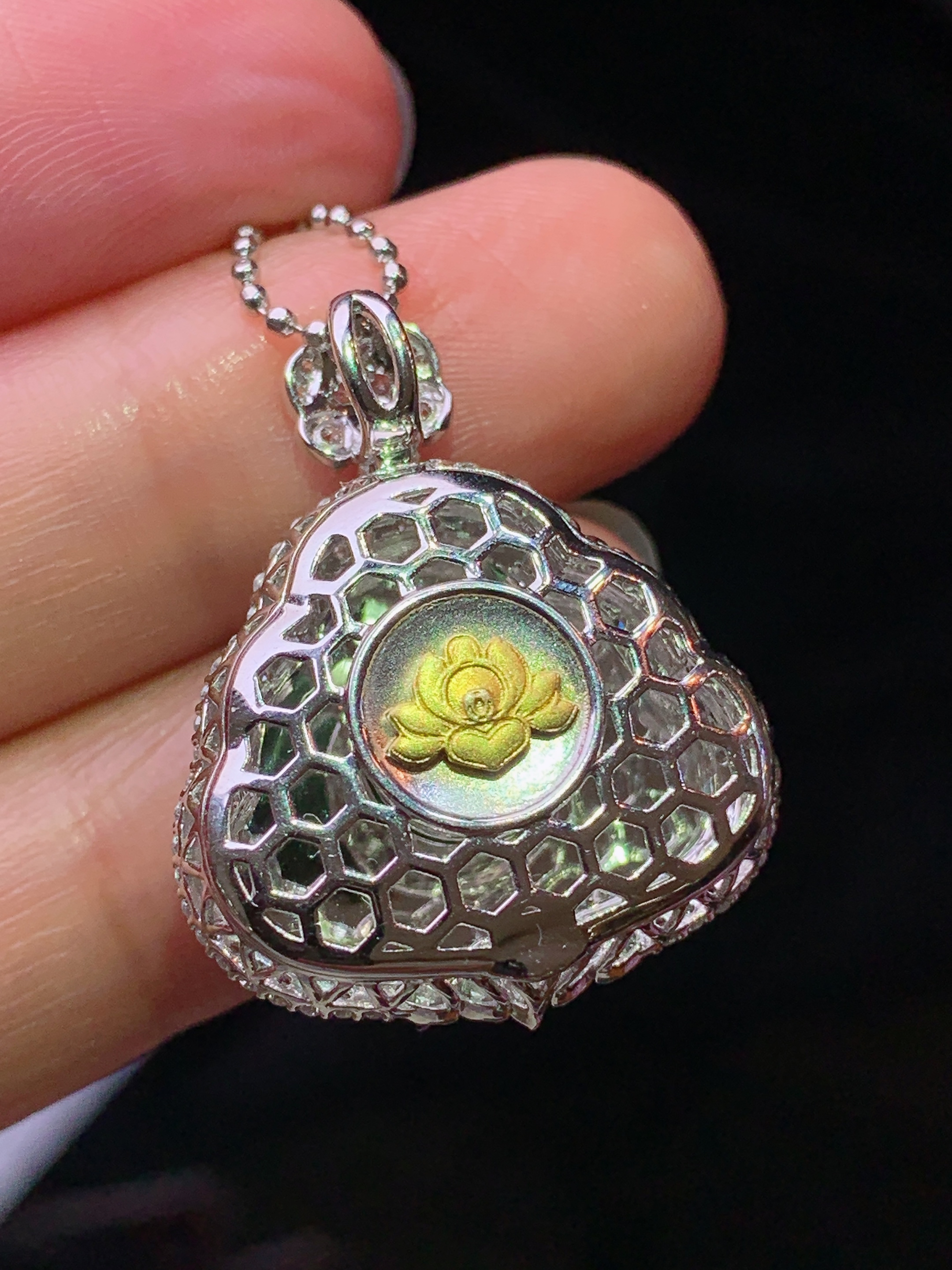 18k金钻镶嵌阳绿佛公吊坠 玉质细腻 色泽艳丽清新 水润亮眼 整体尺寸27*21.6*10.5m5