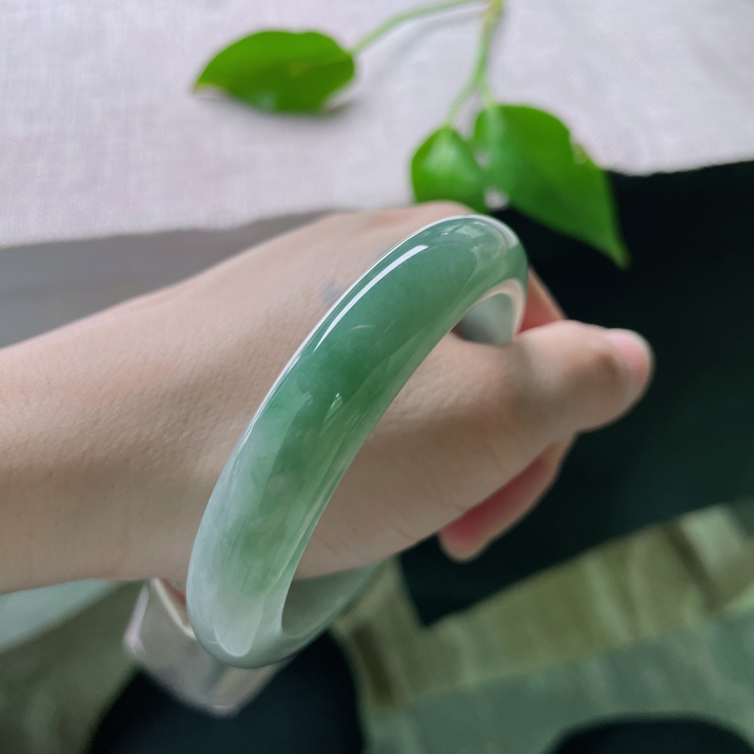 56.8/11.8/8.3，飘花正圈，水润细腻，种老，上手低调不失温婉，无裂，ss48716a