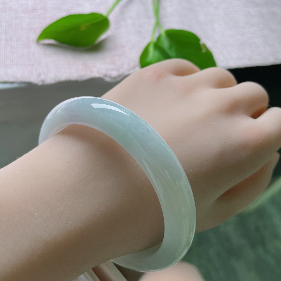 61.7/12/8.5，淡绿底正圈，大圈口，水润细腻，巧笑嫣然，无裂，ss47804a