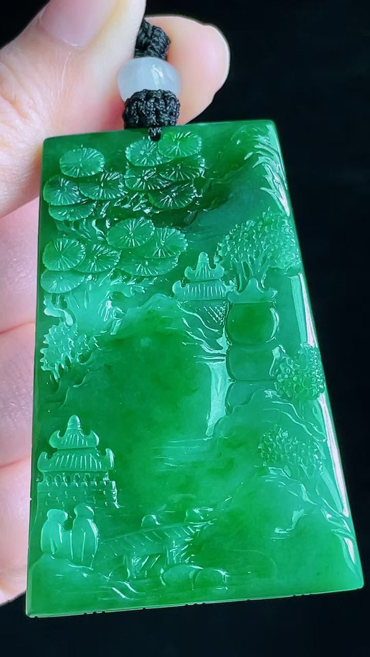 【翡翠名称】老坑种冰满绿山水牌吊坠挂件
【翡翠尺寸】56.6/38.4/5mm
【翡翠描述】宝贝种老水足，玉质细腻，色泽靓丽，性价比高，佩戴效果好！
【其它赠送】权威证书/精美挂绳盒子/支持全国复检
