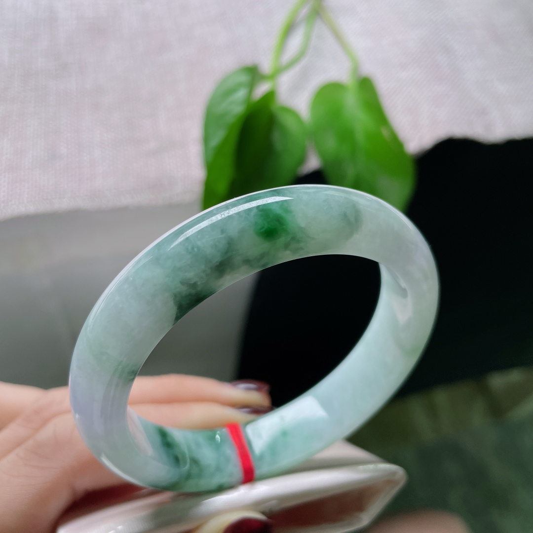 55.3/42.6/8.1，飘花正圈，紫底，一方玉镯，便收尽了 “紫气东来，江山入画” 的天地气象。晶体，ss50691a