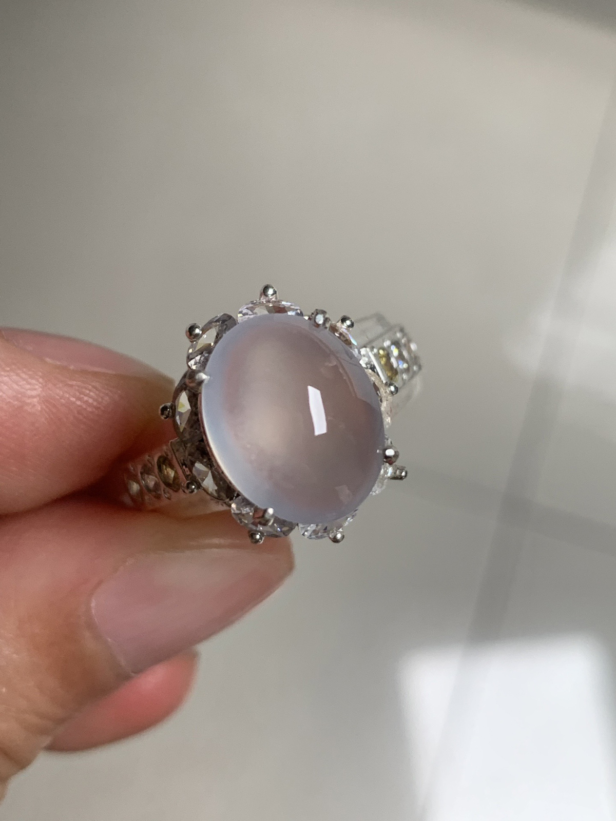 白冰戒面
老坑种冰透水灵，纯净饱满胶感十足