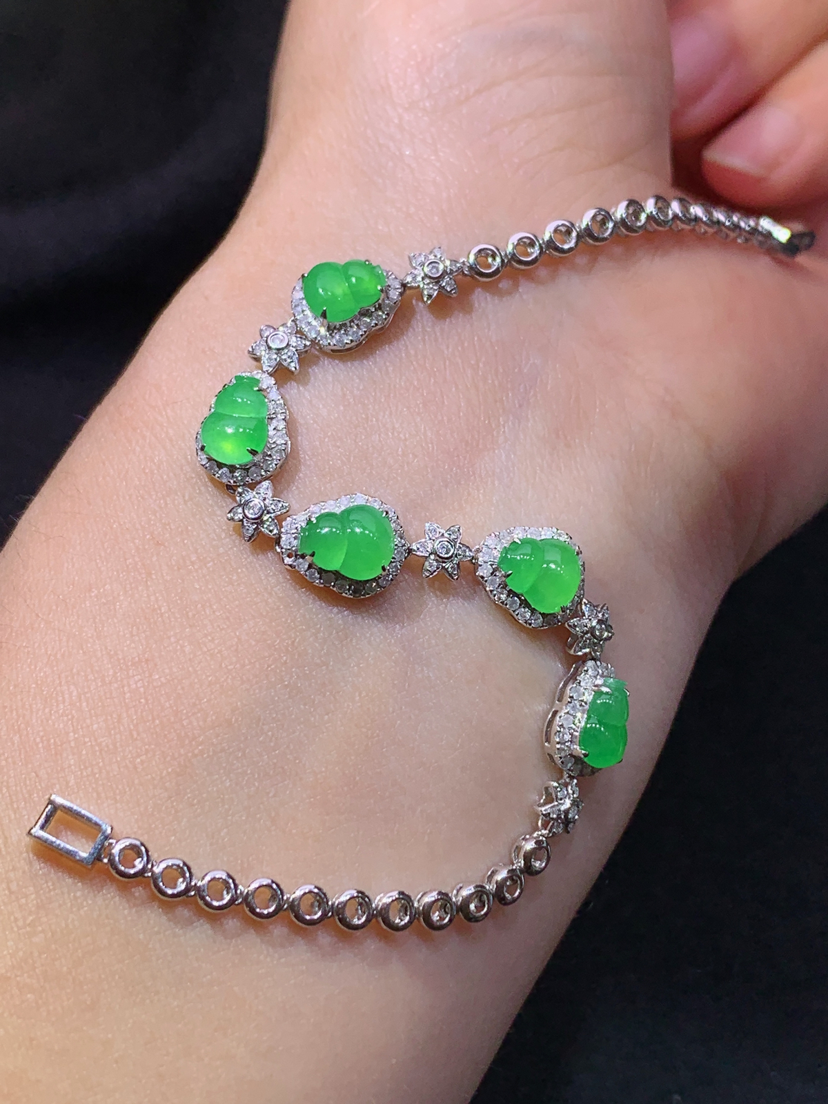 冰阳绿葫芦手链，18k金镶嵌，款式新颖，冰润色阳，种水足，Aq 尺寸6.8*5.3*2.2