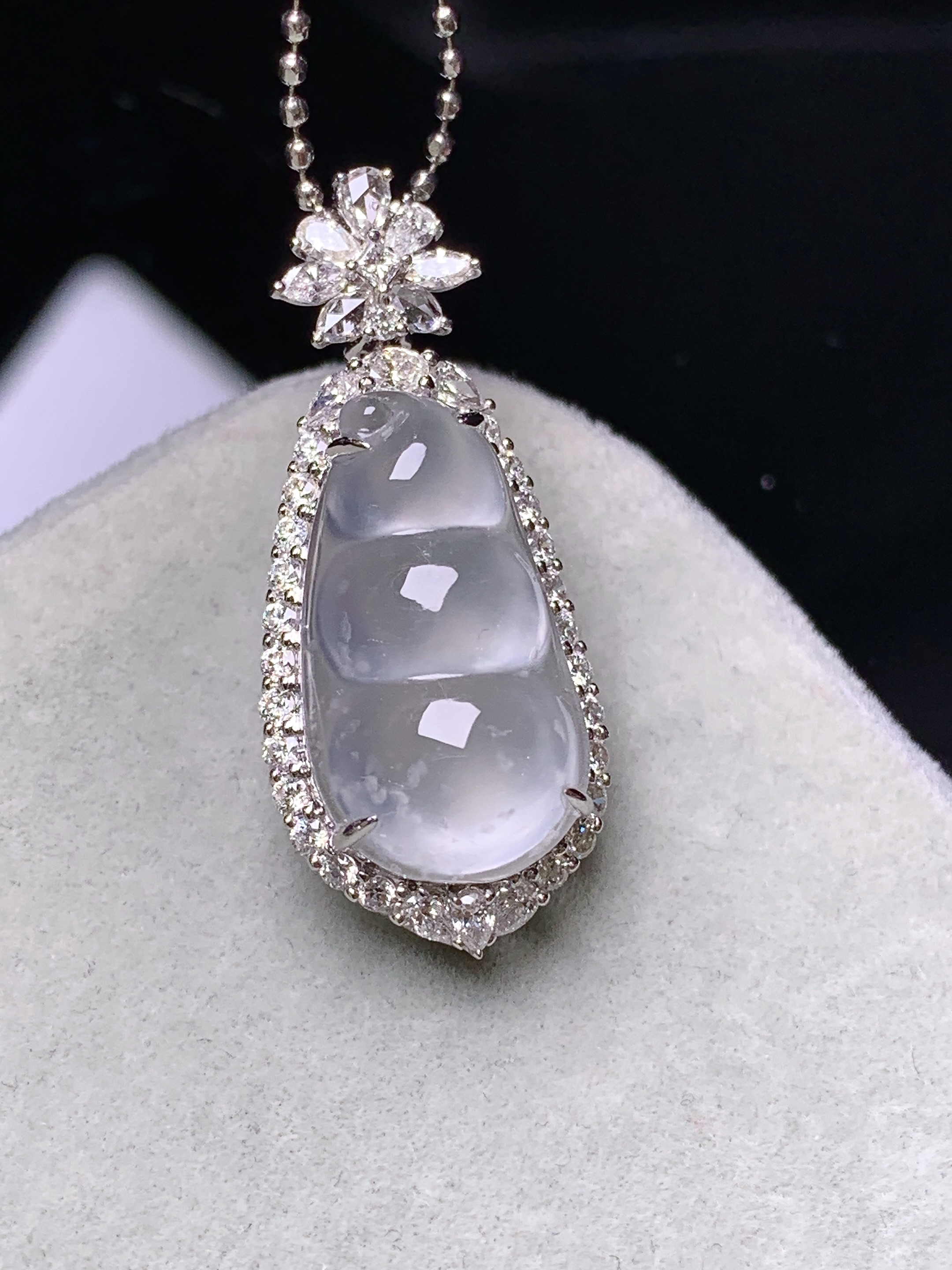 18k金钻镶嵌冰种四季豆吊坠 玉质细腻 色泽艳丽清新 水润亮眼 整体尺寸30*12.8*8.8c6