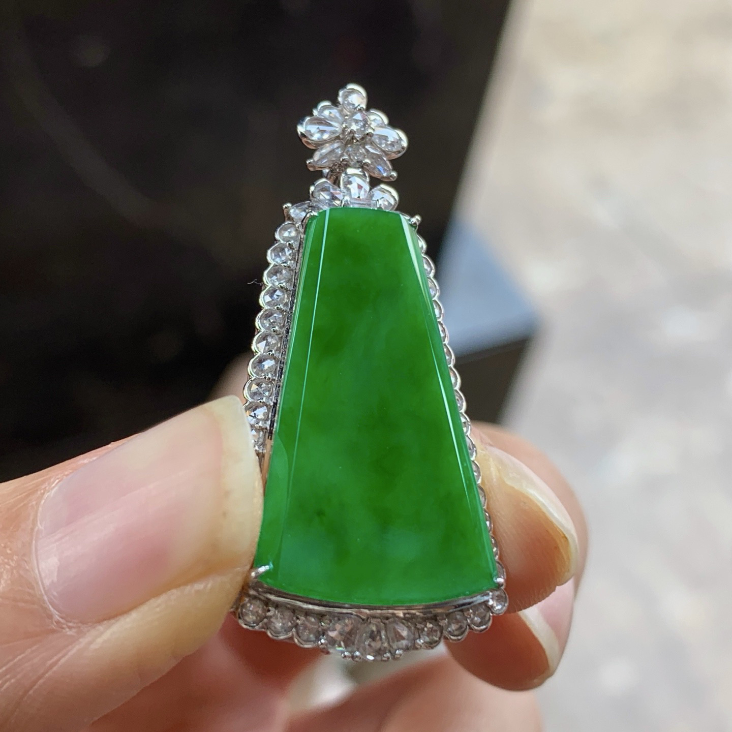 金钻镶嵌辣绿色无事牌^_^鲜艳