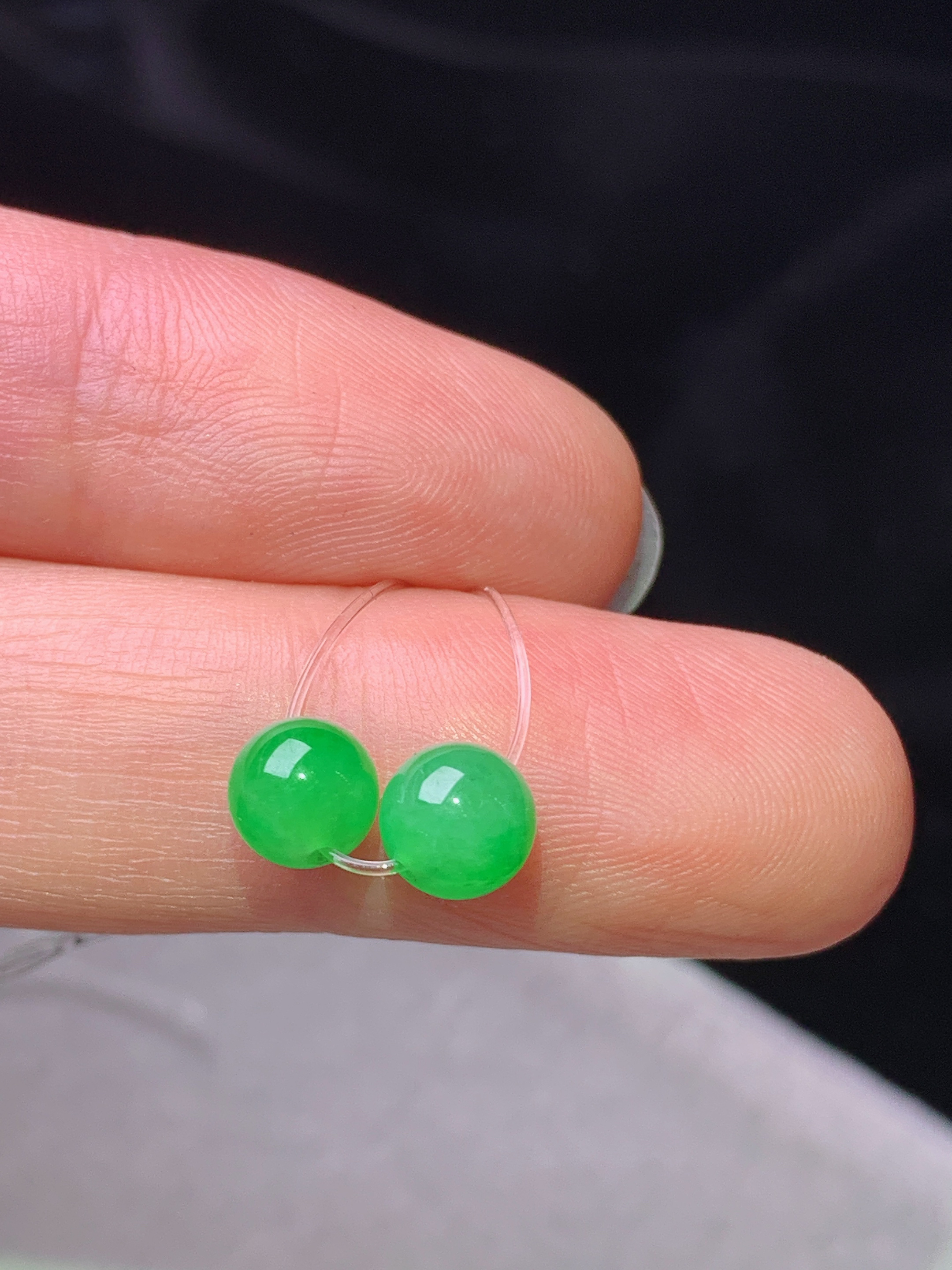 镶嵌款 阳绿圆珠一对 玉质细腻 色泽艳丽清新 水润亮眼 整体尺寸5.8m5